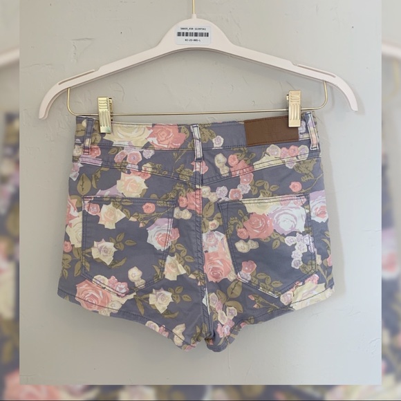 H&M Floral Denim Shorts NWOT - Picture 2 of 5